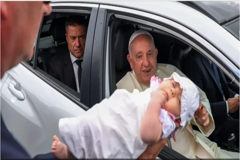 Papa Francisco abençoa bebé